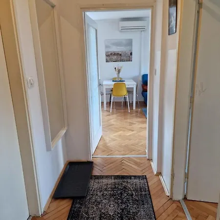 Lovely With Free Parking Apartma