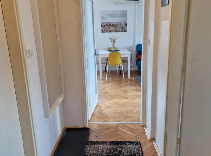 Lovely With Free Parking 아파트